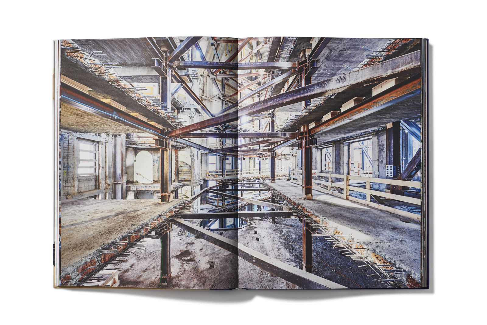 Preparation for the replacement of the bearing structure and strengthening of the ceiling